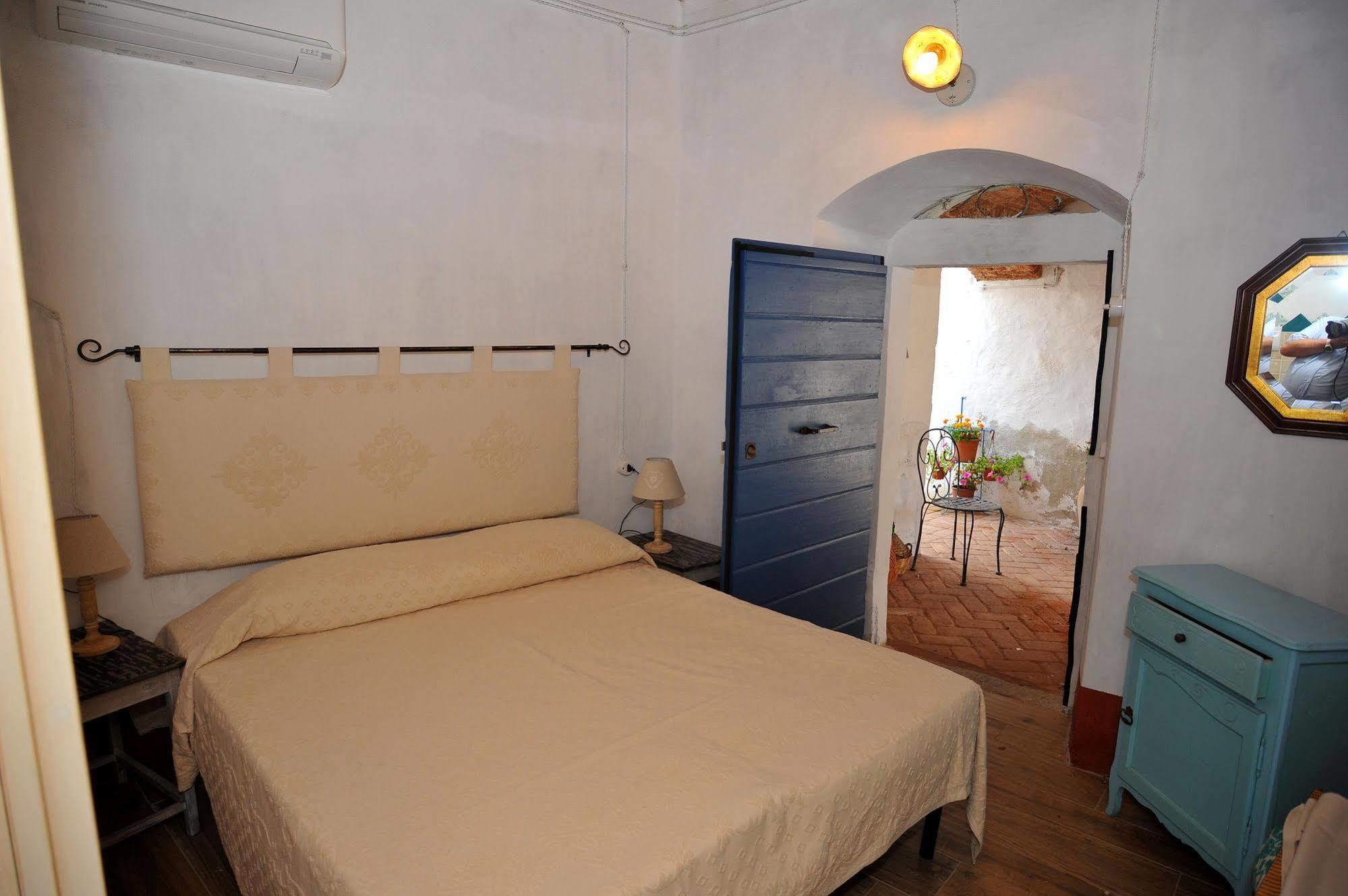 B&B Corte San Lussorio Олиена Екстериор снимка