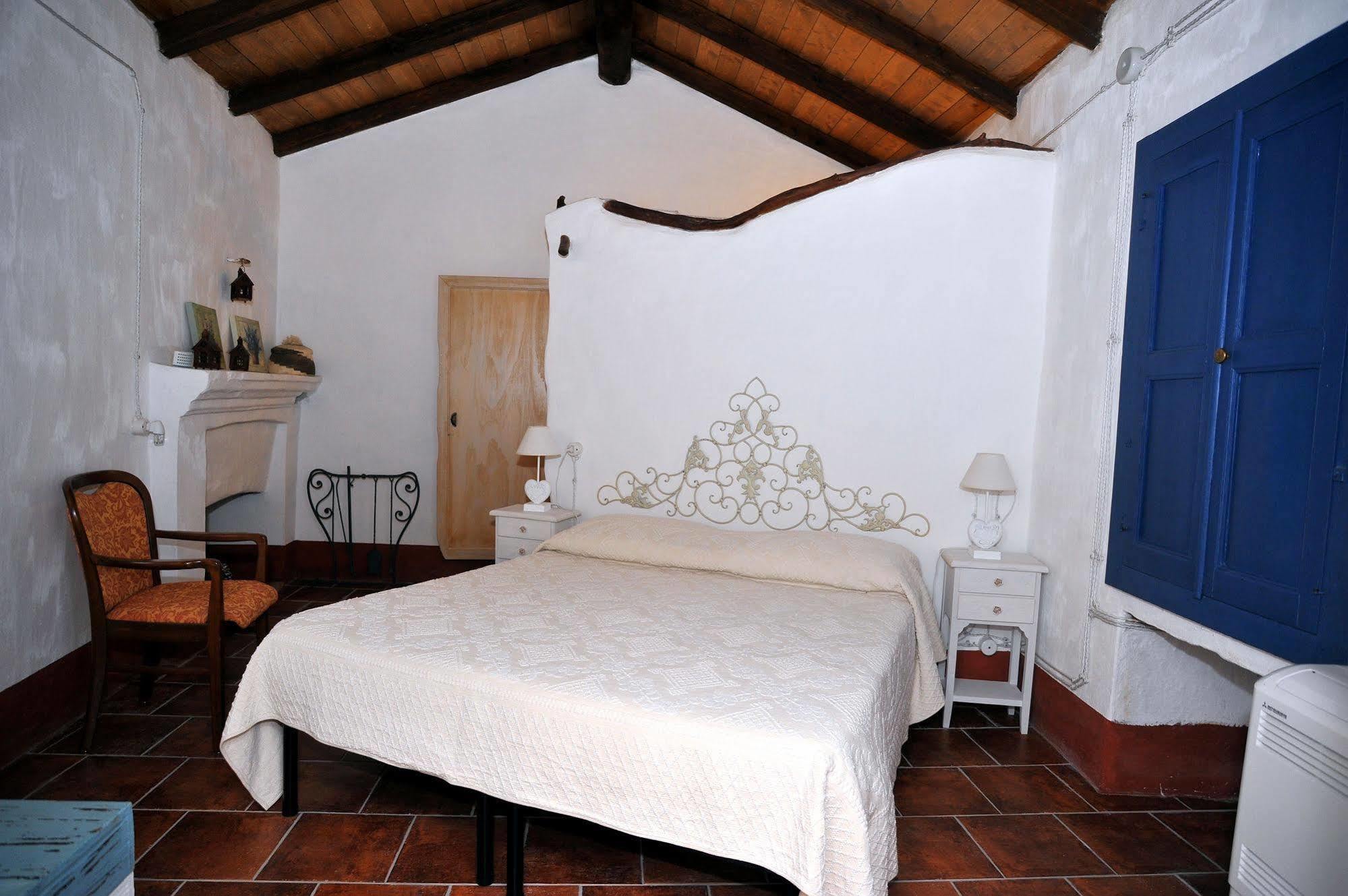 B&B Corte San Lussorio Олиена Екстериор снимка