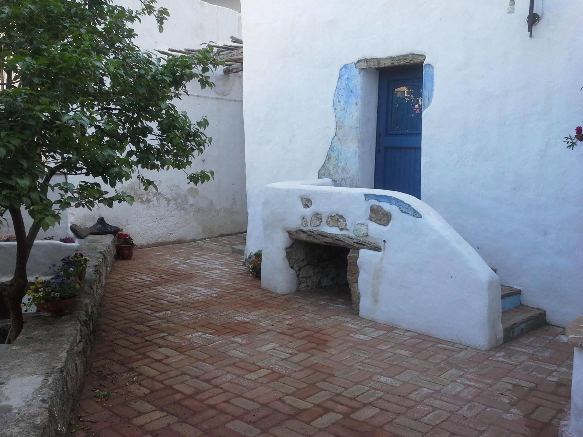 B&B Corte San Lussorio Олиена Екстериор снимка