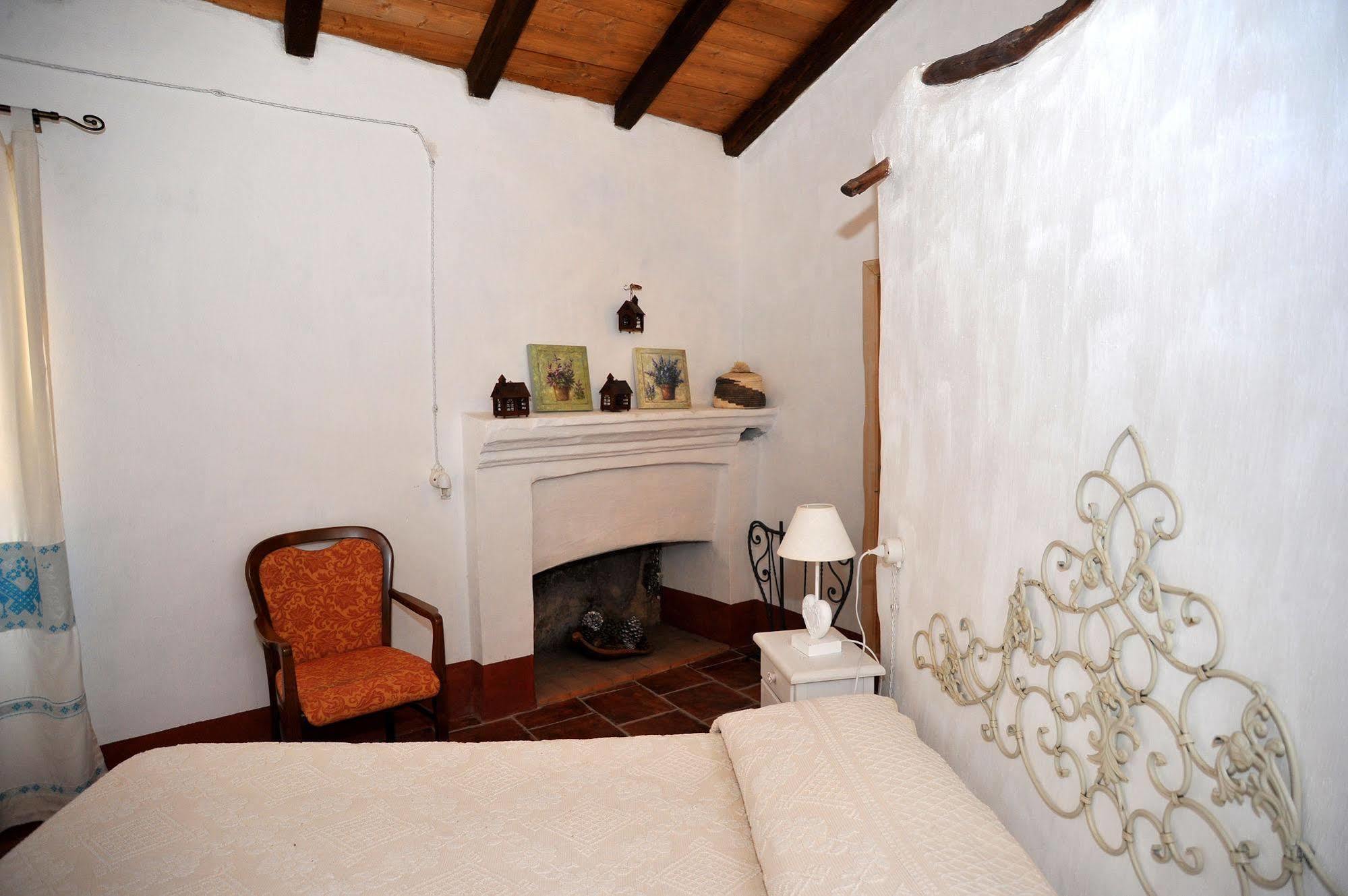 B&B Corte San Lussorio Олиена Екстериор снимка