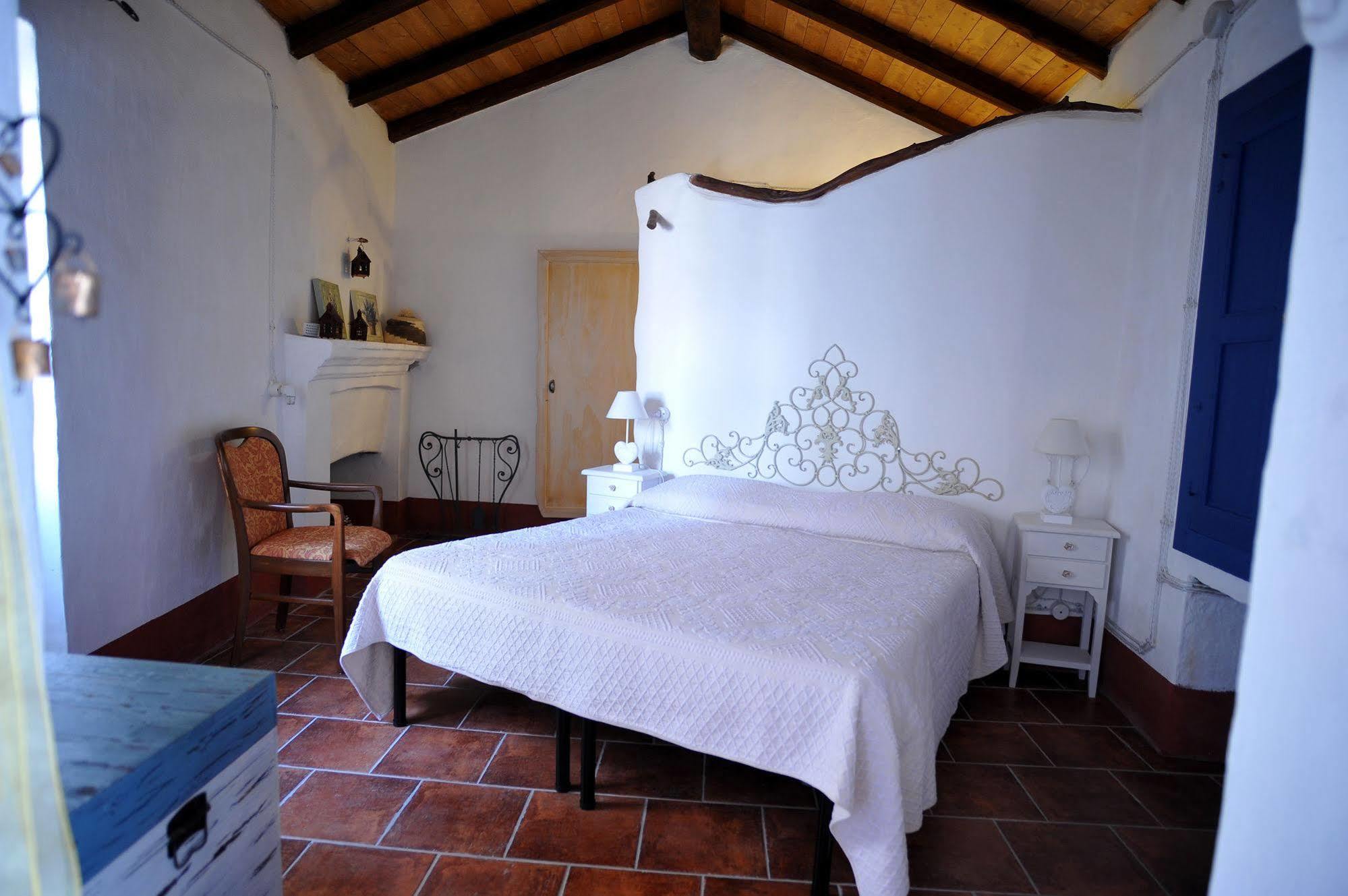 B&B Corte San Lussorio Олиена Екстериор снимка